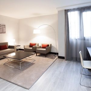 Executive Queen Room Lounge Area